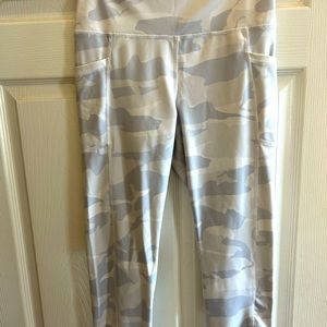 Women’s 90 Degree by Reflex size L grey and white printed ankle length leggings.